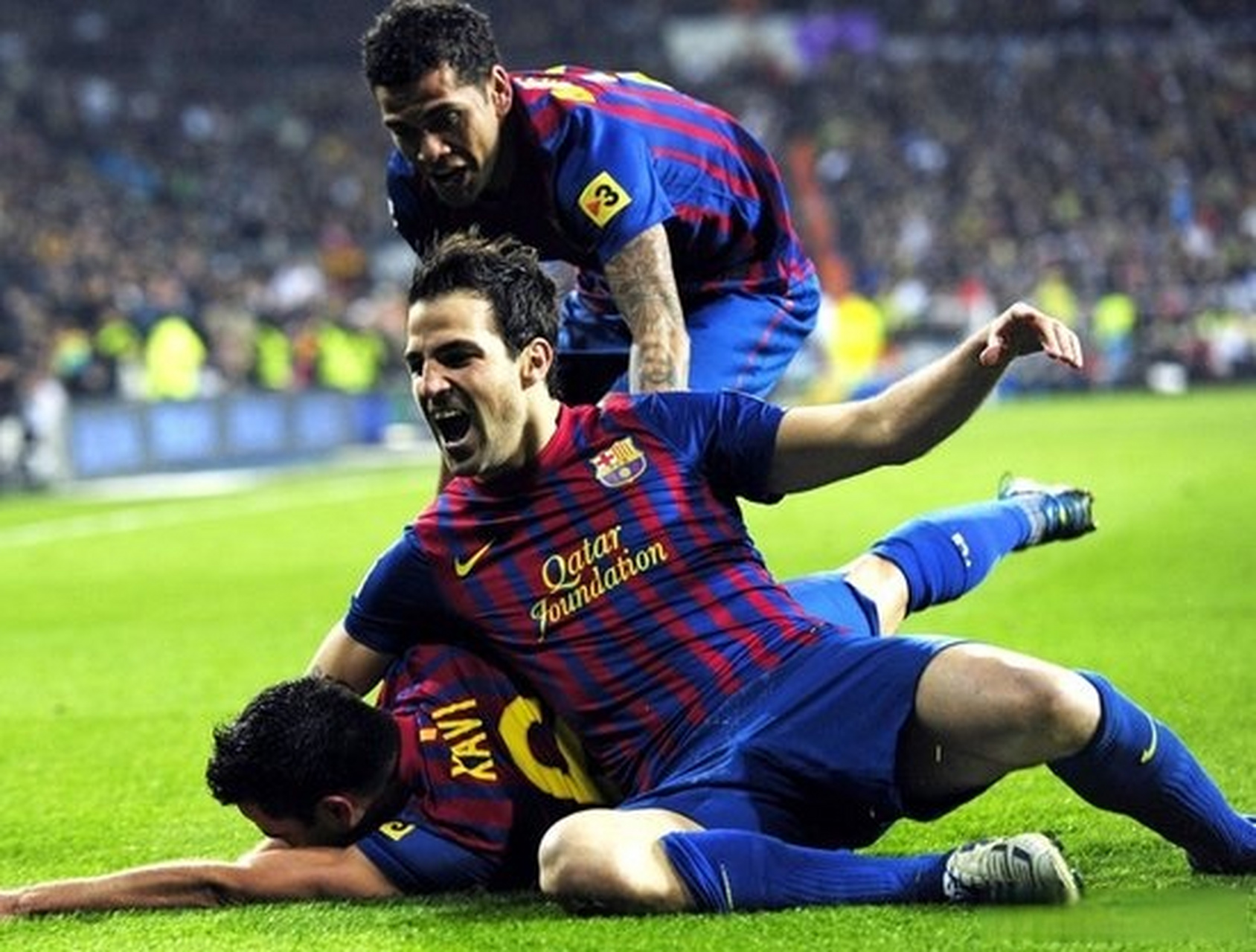 激烈交锋，足球赛场上的惊险一刻(激烈交锋,足球赛场上的惊险一刻是什么)